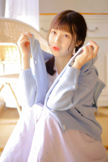 美女被男人吊着打